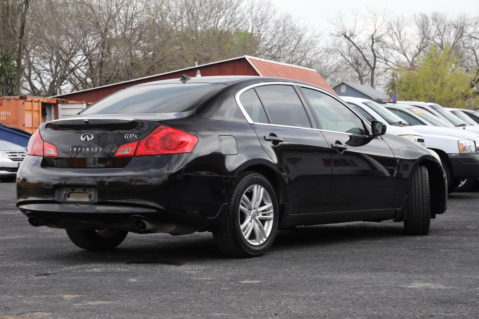 2011 BLACK INFINITI G SEDAN G37x AWD (JN1CV6ARXBM) with an 3.7L V6 DOHC 24V engine, 5-SPEED AUTOMATIC transmission, located at 420 E. Kingsbury St., Seguin, TX, 78155, (830) 401-0495, 29.581060, -97.961647 - Photo#4